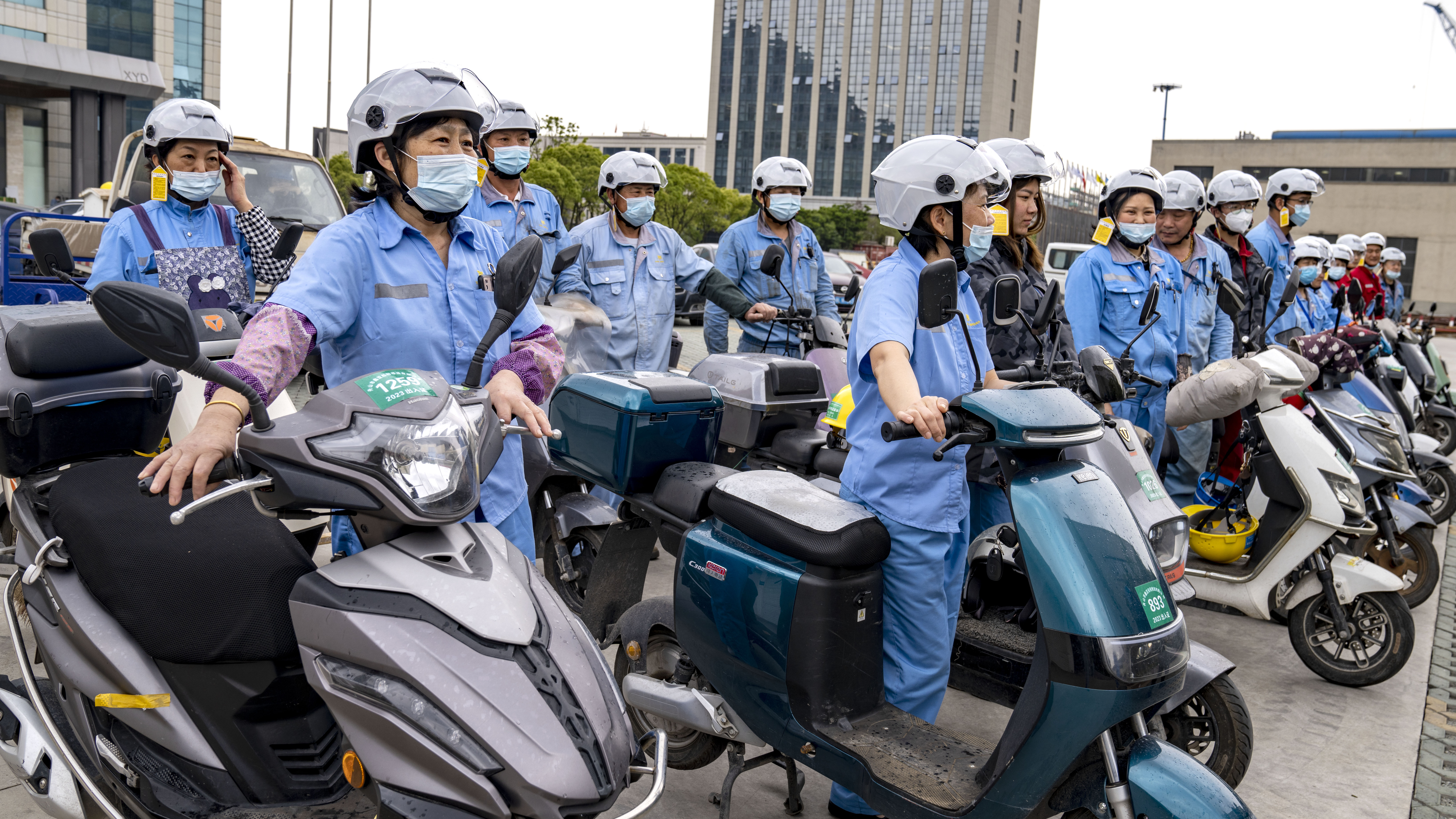 暖心关爱，，，，环球360又一次发放电瓶车头盔_环球360