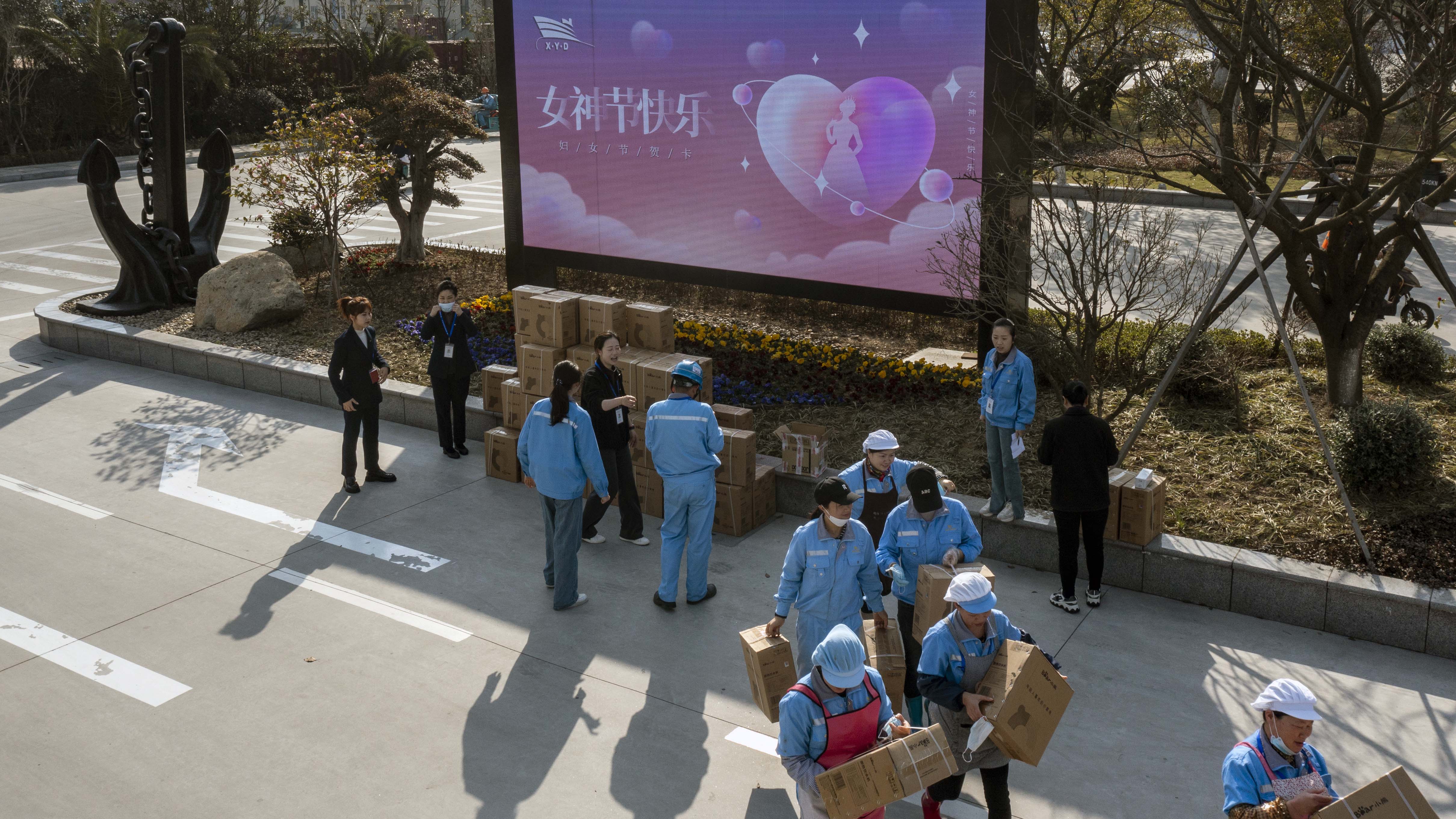 公司开展“春暖花开 优美如你”三八妇女节关爱慰问活动_环球360